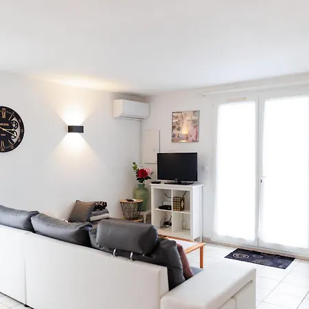 Holiday home Maison Pavillon St Pierre Avec Terrasse De 80m² *